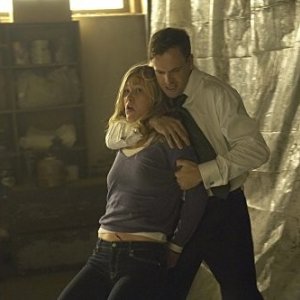 Julia Stiles e Jonny Lee Miller in una drammatica scena dell'episodio The Big One di Dexter