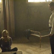 Julia Stiles e Jonny Lee Miller in una scena dell'episodio The Big One di Dexter