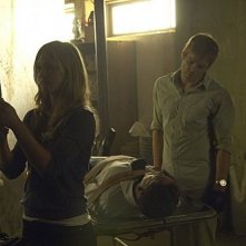 Julia Stiles, Jonny Lee Miller e Michael C. Hall in una scena dell'episodio The Big One di Dexter