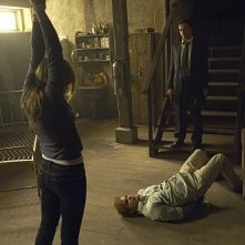 Julia Stiles, Michael C. Hall e Jonny Lee Miller in una scena dell'episodio The Big One di Dexter