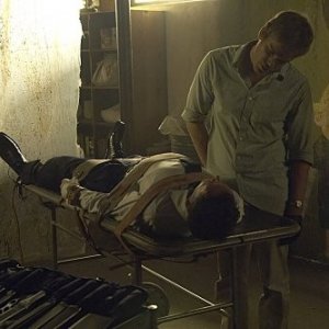 Michael C. Hall e Jonny Lee Miller in una scena dell'episodio The Big One di Dexter