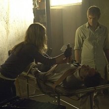 Michael C. Hall, Julia Stiles e Jonny Lee Miller in una scena dell'episodio The Big One di Dexter