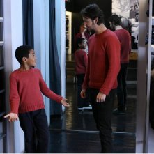 Michael Rainey e Silvio Muccino in una immagine tenera del film Un altro mondo