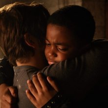 Silvio Muccino e Michael Rainey in una drammatica sequenza del film Un altro mondo