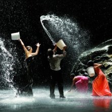 Secchiate d'acqua coreografiche in una sequenza del film 'Pina'