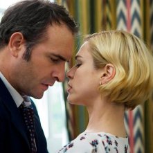 Jean Dujardin con Marie-Josée Croze nel film Un balcon sur la mer