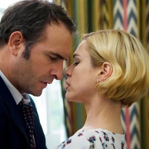 Jean Dujardin con Marie-Josée Croze nel film Un balcon sur la mer