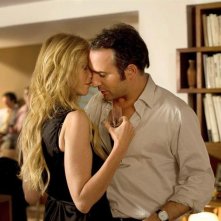 Jean Dujardin e Sandrine Kiberlain in una scena del film Un balcon sur la mer