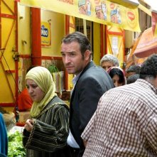 Jean Dujardin in una scena del film Un balcon sur la mer