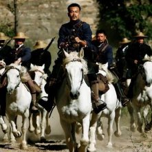 Liao Fan in una scena epica dell'action Let the Bullets Fly