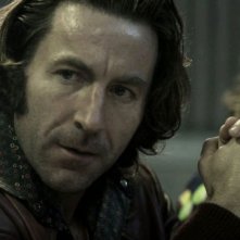 Antonio de la Torre e Carolina Bang in una scena del film Balada triste de trompeta