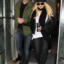 Christina Aguilera lascia il suo albergo mano nella mano con il suo nuovo ragazzo