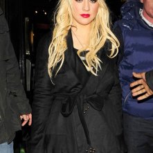 Christina Aguilera mentre lascia il ristorante HIX di Londra