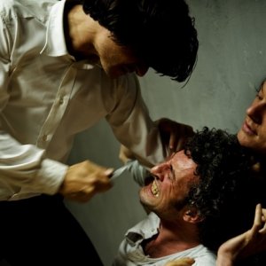 Il Bufalo (Andrea Sartoretti) tenta di uccidere Ricotta (Giorgio Caputo) nel nono episodio di Romanzo Criminale 2