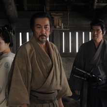 Koji Yakusho tra Nanami Sakuraba e Koichi Sato nel film The Last Chushingura