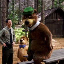 Ranger Smith (Tom Cavanagh) con Bubu e Yoghi nel film Yogi Bear 3D