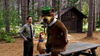 Ranger Smith (Tom Cavanagh) con Bubu e Yoghi nel film Yogi Bear 3D