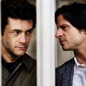 Vinicio Marchioni e Andrea Sartoretti in una scena del nono episodio di Romanzo Criminale 2