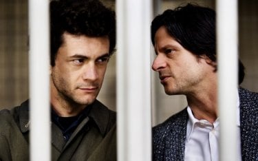 Vinicio Marchioni e Andrea Sartoretti in una scena del nono episodio di Romanzo Criminale 2