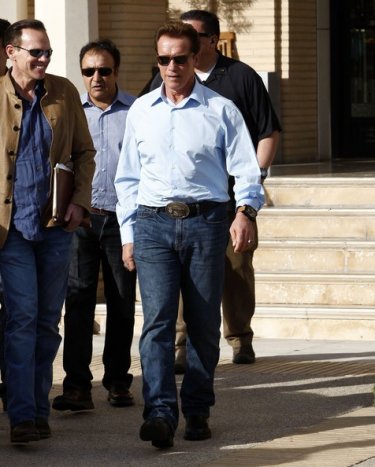 Arnold Schwarzenegger fa shopping con le sue guardie da Barneys New York a Beverly Hills