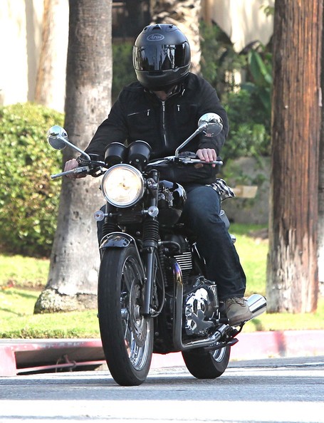 Jake Gyllenhaal Per Le Strade Sulla Sua Moto In West Hollywood 187102
