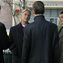 Michael Weatherly, Mark Harmon, Sean Murray e Cote de Pablo in False Witness di NCIS