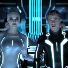 Beau Garrett e Garrett Hedlund in un'immagine fantascientifica di Tron Legacy