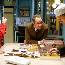 Benoît Poelvoorde in una scena del film Les émotifs anonymes