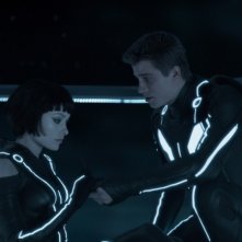 Garrett Hedlund con Olivia Wilde in un'immagine di Tron Legacy