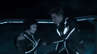 Garrett Hedlund con Olivia Wilde in un'immagine di Tron Legacy
