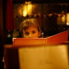 Isabelle Carré in una scena del film Les émotifs anonymes