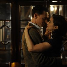 Rachel Weisz e Tom Hiddleston in una romantica scena di The Deep Blue Sea