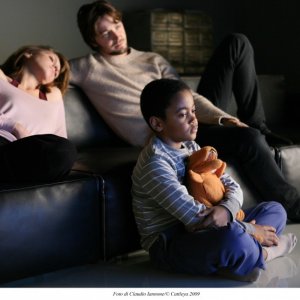 Silvio Muccino e Isabella Ragonese con Michael Rainey in una scena del film Un altro mondo