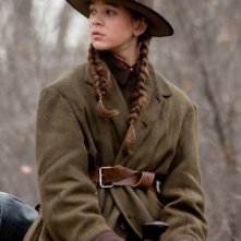 Hailee Steinfeld in una scena del film True Grit