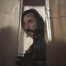 Santi Millán nei panni del cattivo De la Mata in Bruc: El Desafío