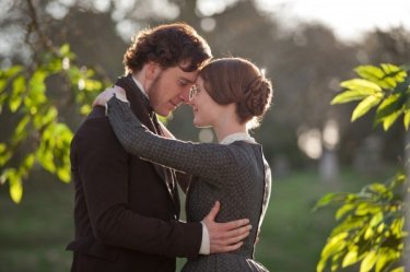 Un tenero abbraccio tra Mia Wasikowska e Michael Fassbender in Jane Eyre