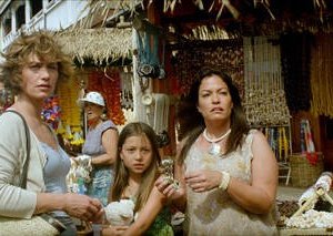 Cécile De France con Jessica Griffiths e Lisa Griffiths nel film Hereafter