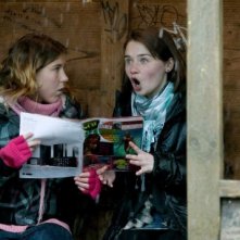 Charlotte Christie e Jessica Barden in una scena del film Tamara Drewe