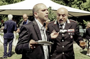 Checco Zalone e Ivano Marescotti in una scena della commedia Che bella giornata