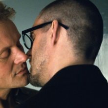 Devid Striesow in una scena del film Drei con Sebastian Schipper