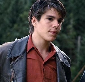 François Civil in una sequenza del film Nos résistances