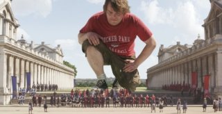 Jack Black a contatto con i lillipuziani nel film I fantastici viaggi di Gulliver in 3D