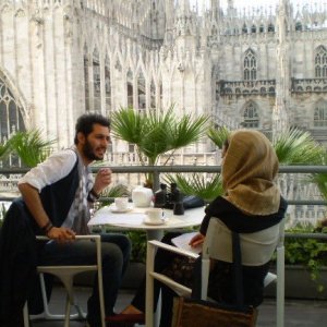 Mehdi Mahdloo in una scena della commedia Che bella giornata