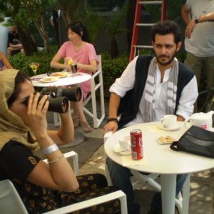 Nahiha Akkari e Mehdi Mahdloo in una scena della commedia Che bella giornata