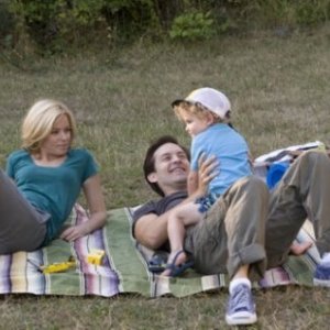 Ritratto di una famiglia felice: Tobey Maguire ed Elizabeth Banks in The Details