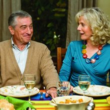 Robert De Niro e Blythe Danner in una scena della commedia Vi presento i nostri