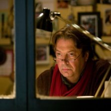 Roger Allam in una scena del film Tamara Drewe