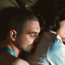 Sebastian Schipper e Sophie Rois in una scena romantica del film Drei