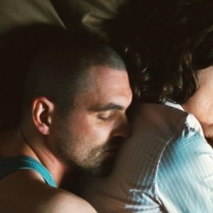 Sebastian Schipper e Sophie Rois in una scena romantica del film Drei