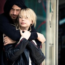 Un'intensa immagine di Michelle Williams e Ryan Gosling, la coppia protagonista di Blue Valentine